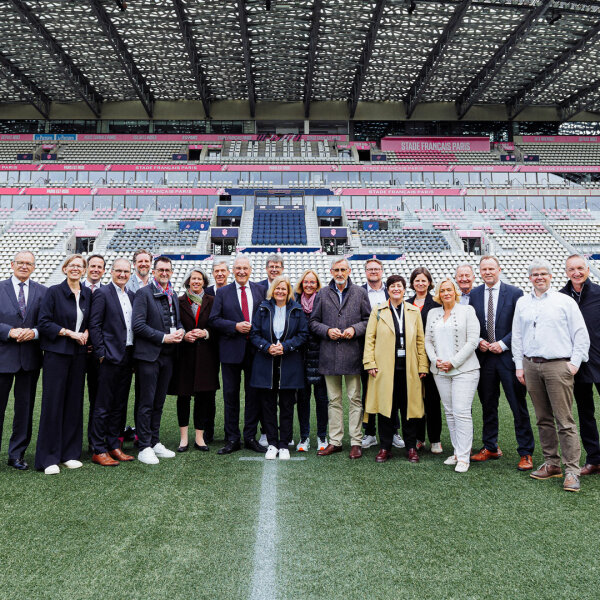 Gruppenbild der Sportministerinnen und -minister im Stadion