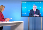 Innenminister Herrmann digital auf Bildschirm im Studio mit Moderatorin