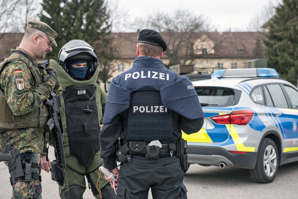 Polizei. Polizei фото. Бундес полицай. Комбинезон полиции Бундесвер с нашивкой Polizei.