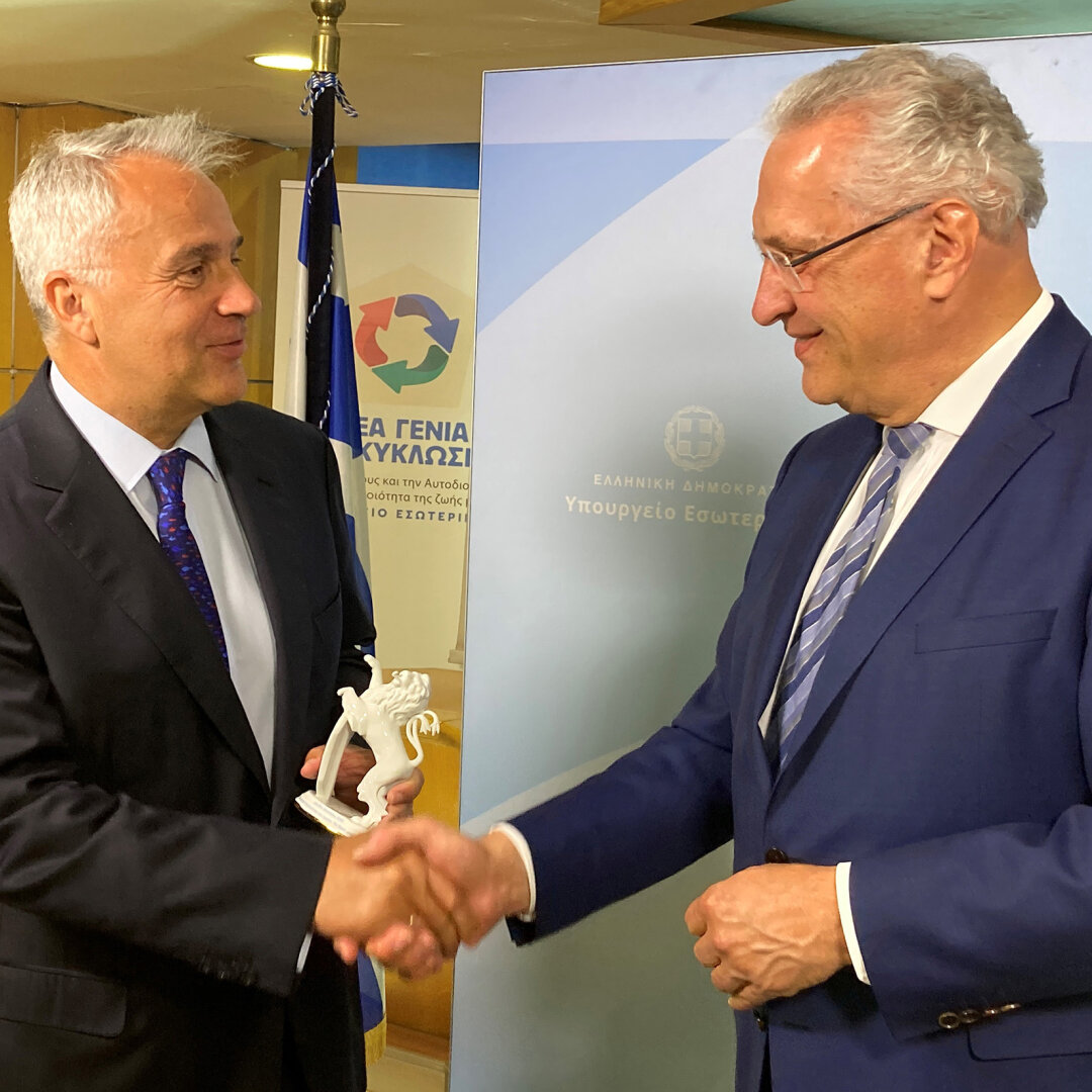 Innenminister Joachim Herrmann schüttelt Makis Voridis die Hand, dieser hält ein Geschenk