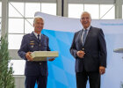 Innenminister Joachim Herrmann neben Joachim Walzik, bisheriger Leiter der Polizeihubschrauberstaffel Bayern