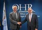 Innenminister Joachim Herrmann schüttelt dem Hohen Repräsentanten für Bosnien und Herzegowina, Christian Schmidt, die Hand