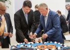 Innenstaatssekretär und Landrat von Bad Kissingen Thomas Bold beim gemeinsamen Kuchenanschnitt, auf dem Kuchen steht eine große 50.