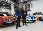 Innenminister Joachim Herrmann neben BMW-Vertreter vor BMW Behördenahrzeuge