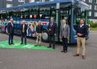 Innenminister Joachim Herrmann mit Vertretern der Gemeinschaftsaktion "Sicher zur Schule – Sicher nach Hause“ vor neuem Schulbus