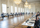 Blick in großen Sitzungssaal mit Teilnehmerinnen und Teilnehmern der Konferenz, u.a. auch Innenminister Joachim Herrmann