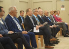 Innenministerinnen, Innenminister, Innensenatorinnen und -senatoren auf Stühlen bei Gebet in Garnisonkirche