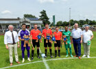Gruppenfoto mit Fußballern mit Teddybären und Sportminister Herrmann