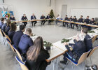 Blick in weihnachtlich geschmückten Sitzungsraum mit Polizistinnen und Polizisten sowie Innenminister Joachim Herrmann