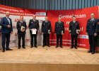Gruppenfoto der geehrten Feuerwehrleuten mit Steckkreuz und Urkunde 