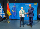 Innenminister Joachim Herrmann neben Geehrte mit Kommunaler Verdienstmedaille