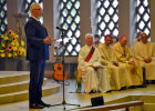Innenminister Joachim Herrmann vor Mikrophon bei Gottesdienst, im Hintergrund Diakon Martin Zenk und 