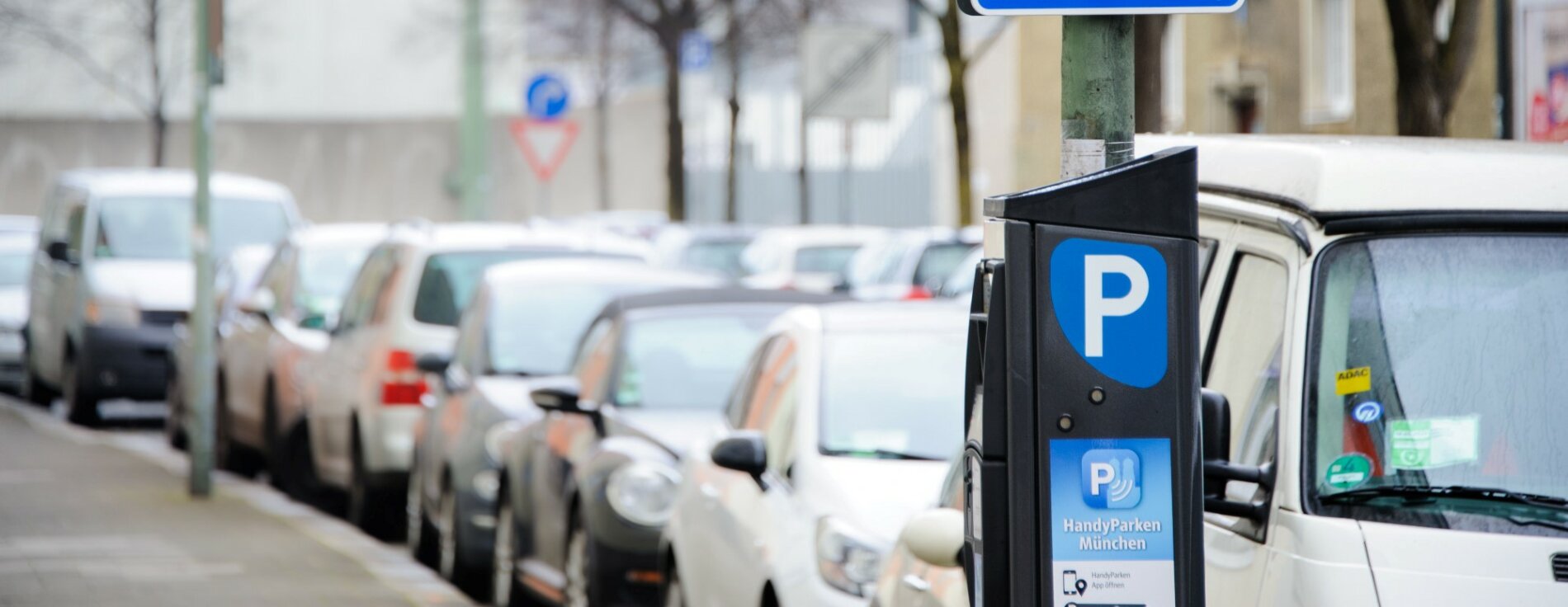 Straßenparkplatz mit Parkautomaten