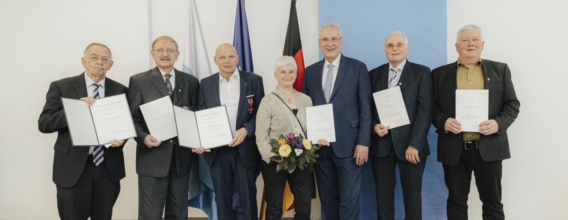 Auf dem Bild ist Innenminister Joachim Herrmann mit sämtlichen geehrten Persönlichkeiten von der Ordensaushändigung am 6. März in Erlangen zu sehen.