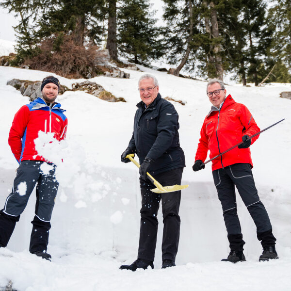 Herrmann und Stöttner mit Einsatzkräften und Lawinenschaufeln im Schnee