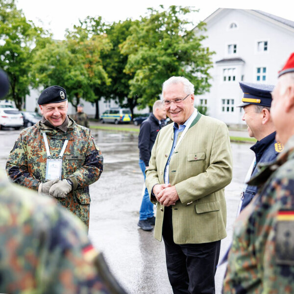 Innenminister Joachim Herrmann mit Bundeswehrsoldaten und Polizisten