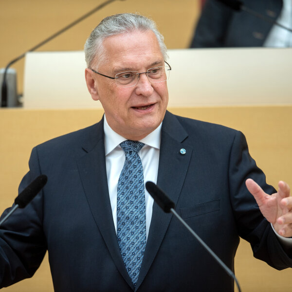 Innenminister Joachim Herrmann im Bayerischen Landtag am Rednerpult