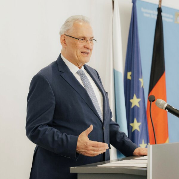 Auf dem Bild ist Innenminister Joachim Herrmann während seiner Festrede anlässlich der Aushändigung des Verdienstkreuzes am Bande des Verdienstordens der Bundesrepublik Deutschland und Ehrenzeichen des Bayerischen Ministerpräsidenten an sechs Persönlichkeiten aus Mittelfranken zu sehen.