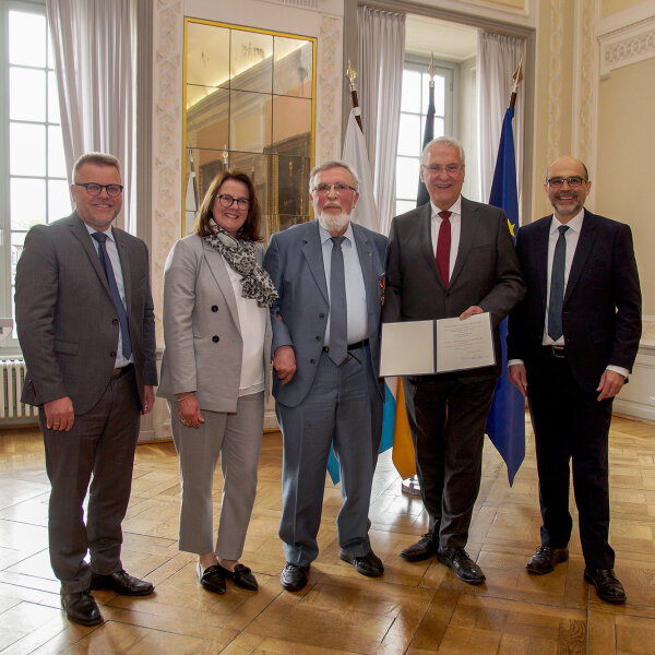Die Personen auf dem Gruppenfoto, v.l.n.r.: Stefan Horndasch, stellv. Landrat des Landkreises Ansbach, Regierungsvizepräsidentin Birgit Riesner, Geehrter Claus Broser, Staatsminister Joachim Herrmann mit Urkunde, Markus Liebich, Erster Bürgermeister Stadt Leutershausen.