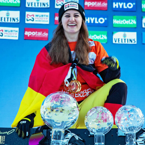 Stolz präsentiert Spitzensportlerin Ramona Hofmeister ihre Trophäen
