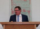 Staatssekretär Gerhard Eck hat am Richtfest für den Erweiterungsbau des Staatsarchivs Augsburg teilgenommen.