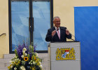 Innenminister Joachim Herrmann hat die Einbürgerungsstatistik 2014 vorgestellt. Anschließend übergab er die Einbürgerungsurkunde an zwölf neue Staatsangehörige.