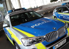Die Bayerische Polizei fährt ab jetzt blau: Innenminister Joachim Herrmann hat in der BMW Welt in München die ersten fünf neuen uniformierten Polizeieinsatzfahrzeuge im blauen Design der BMW 2er, 3er und 5er Reihe sowie als BMW X1 und BMW X3 für die Bayerische Polizei in Empfang genommen.
