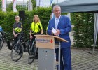Innenminister Joachim Herrmann betont im Rahmen eines Pressetermins zum Einsatz von E-Bikes beim Bayerischen Roten Kreuz und der Polizei: "Unsere Dienstfahrräder haben sich außerordentlich bewährt und sind hervorragend für Einsatzzwecke geeignet".