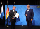 Innenminister Joachim Herrmann und Alfons Weber mit Kommunaler Verdienstmedaille in Gold