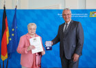 Elvira Frauenschläger und Innenminister Joachim Herrmann mit Kommunaler Verdienstmedaille in Silber