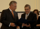Staatsminister Herrmann überreicht Prof. Albrecht die Leo-von-Klenze-Medaille 2009.