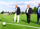 Innenminister Herrmann auf Fußballspielfeld mit Fußball