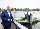 Innenminister Joachim Herrmann neben Polizeiboot