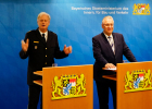 "Wir werden die Bayerische Polizei in den kommenden Jahren noch weiter stärken und durch zusätzliches Personal spürbar entlasten", kündigte Innenminister Joachim Herrmann bei einer Pressekonfernz am 29. Dezember 2017 in Nürnberg an. 