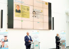 Herrmann hinter Rednerpult vor Leinwand mit Präsentation zum neuen Dienstausweis der Polizei