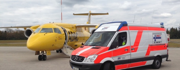 ADAC-Flugzeug und Rettungswagen