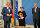 Innenminister Joachim Herrmann und Gewinnerin mit Blumenstrauß sowie Joseph Ströbl